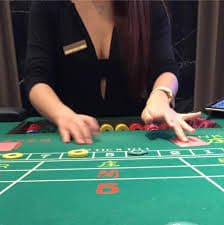 Pengguna slot108 mengakses layanan dukungan melalui perangkat smartphone di Indonesia